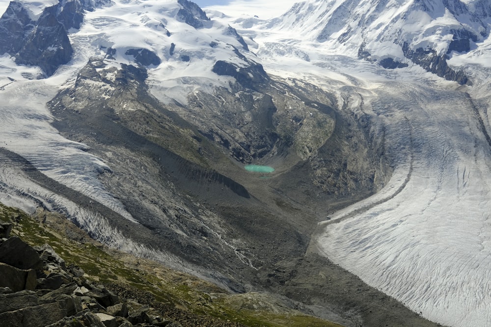 una vista di una catena montuosa con neve su di esso