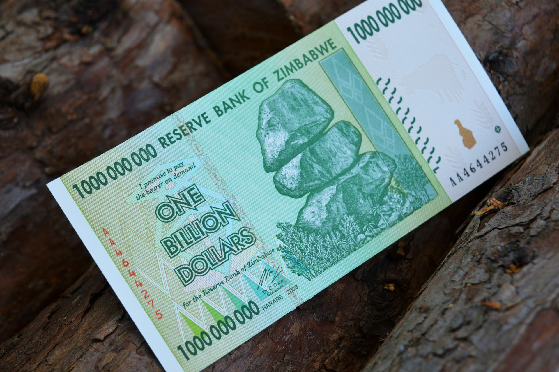 Ancien billet de banque d un milliard de dollars zimbabwéens posé sur une écorce d arbre