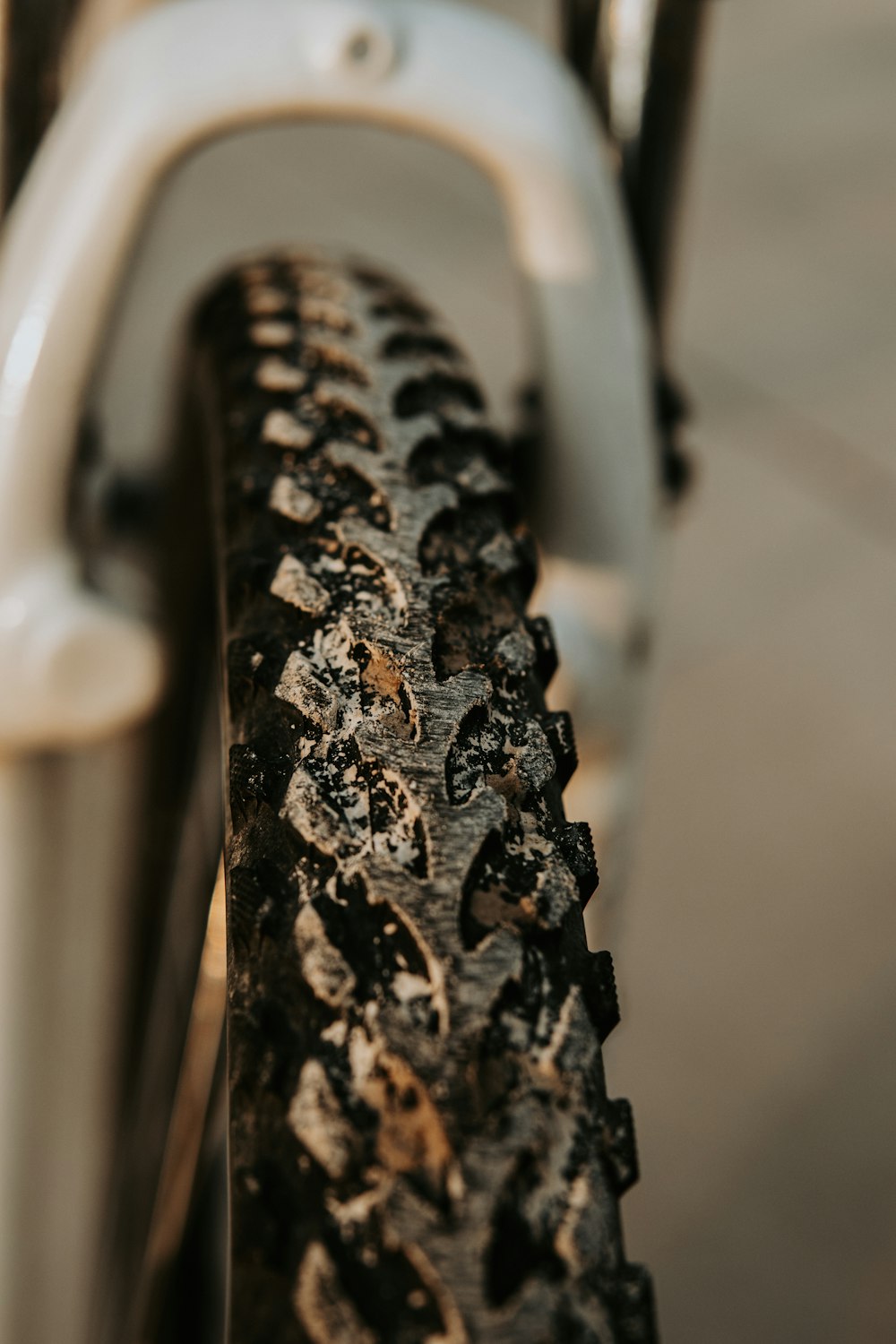 汚れが付着した自転車のタイヤの接写