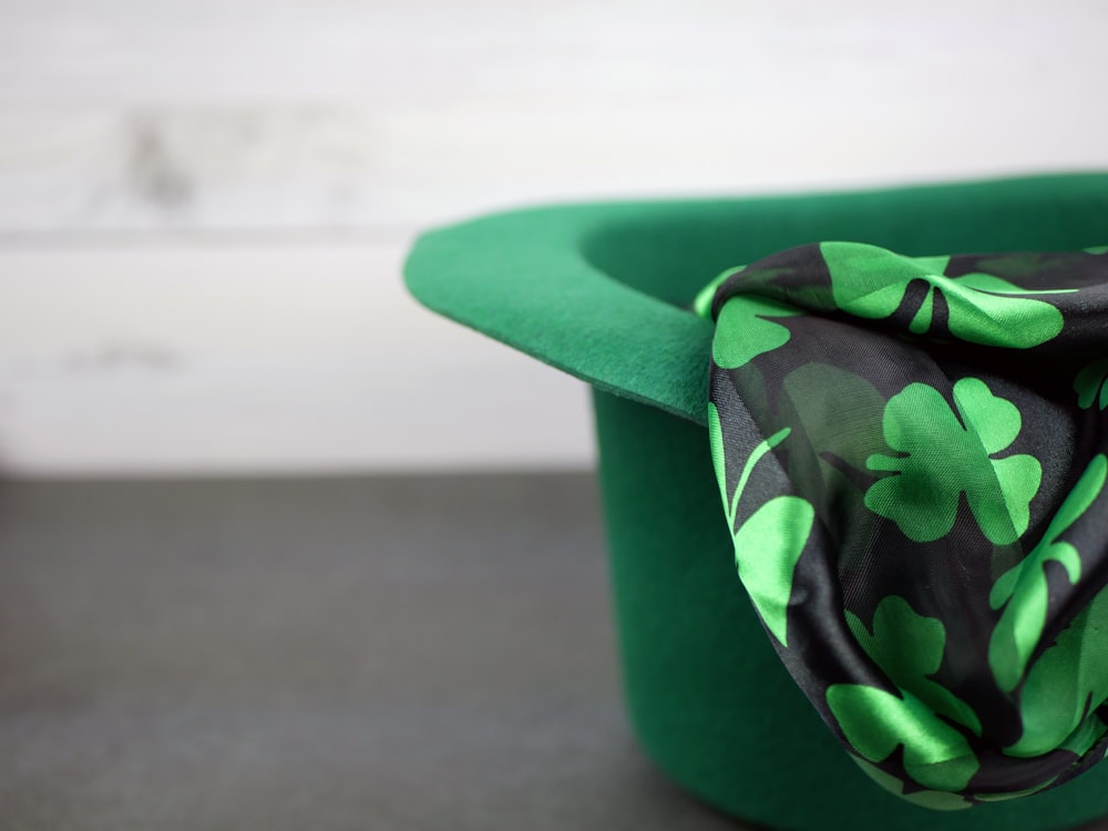 緑の帽子の上に黒と緑のスカーフ