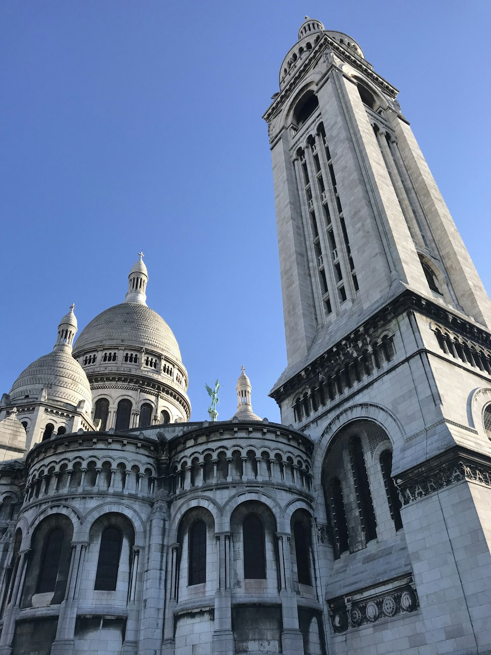 um edifício muito alto com um relógio ao seu lado