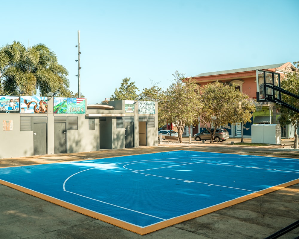 una cancha de baloncesto con un aro de baloncesto en el medio