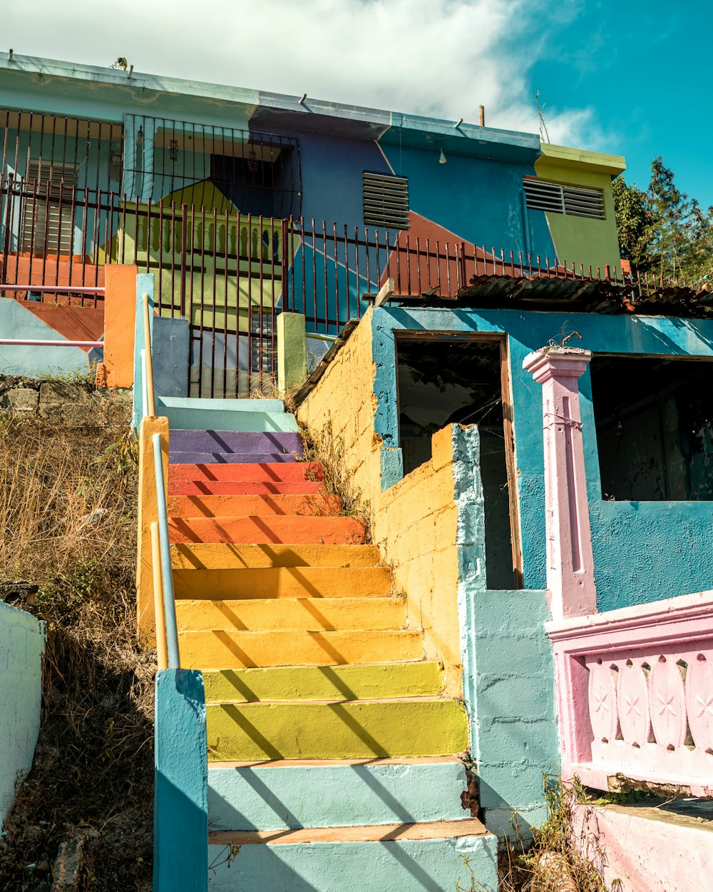 un conjunto de escaleras de colores que conducen a un edificio