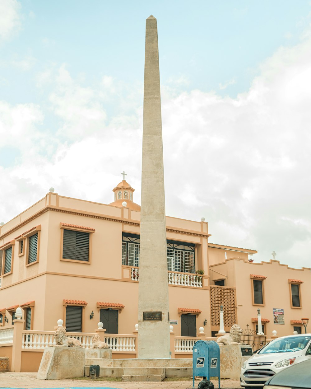 Ein hoher Obelisk vor einem Gebäude