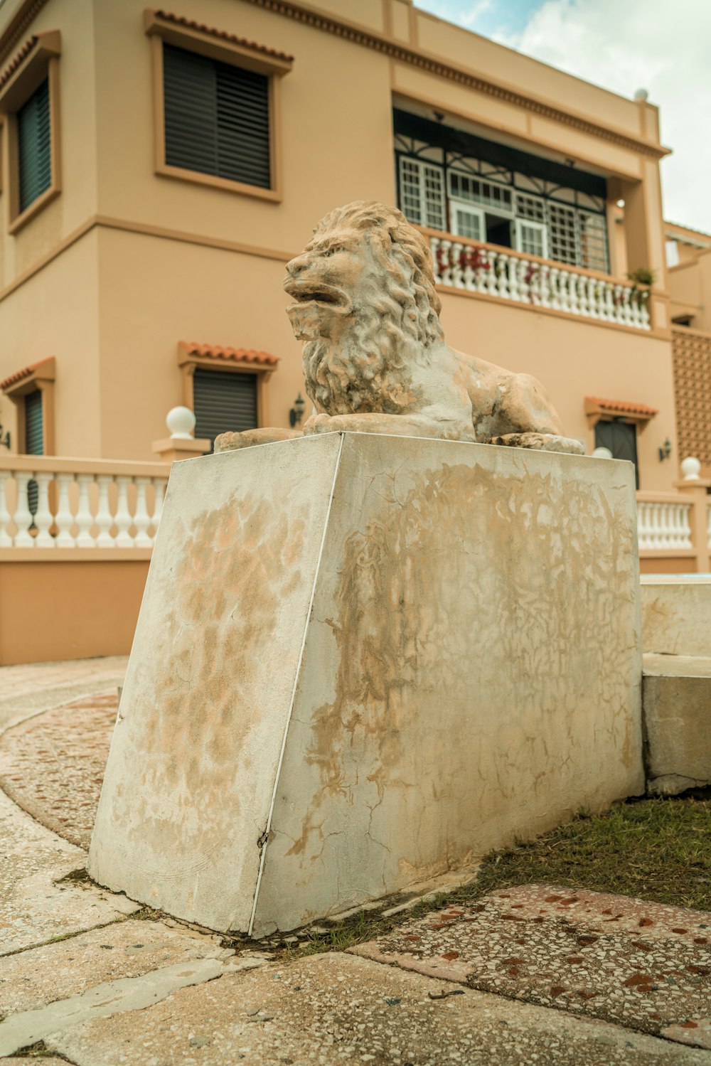 una estatua de un león sentado frente a un edificio