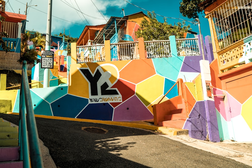 Un edificio colorido con un letrero que dice Y2 en él