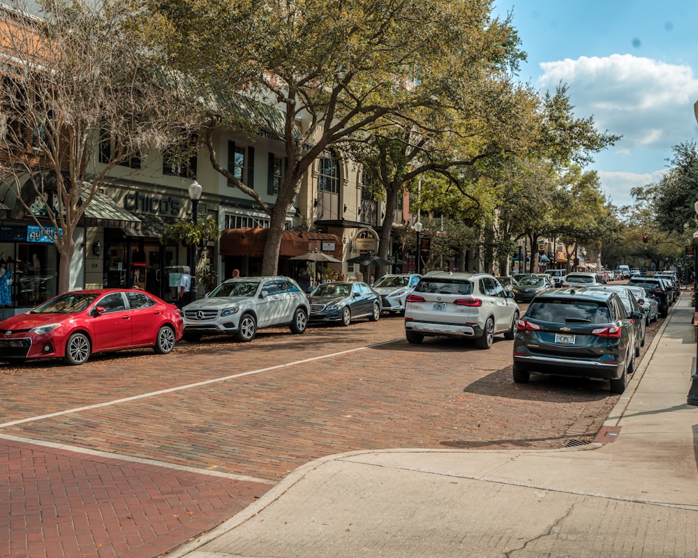 a city street filled with lots of traffic