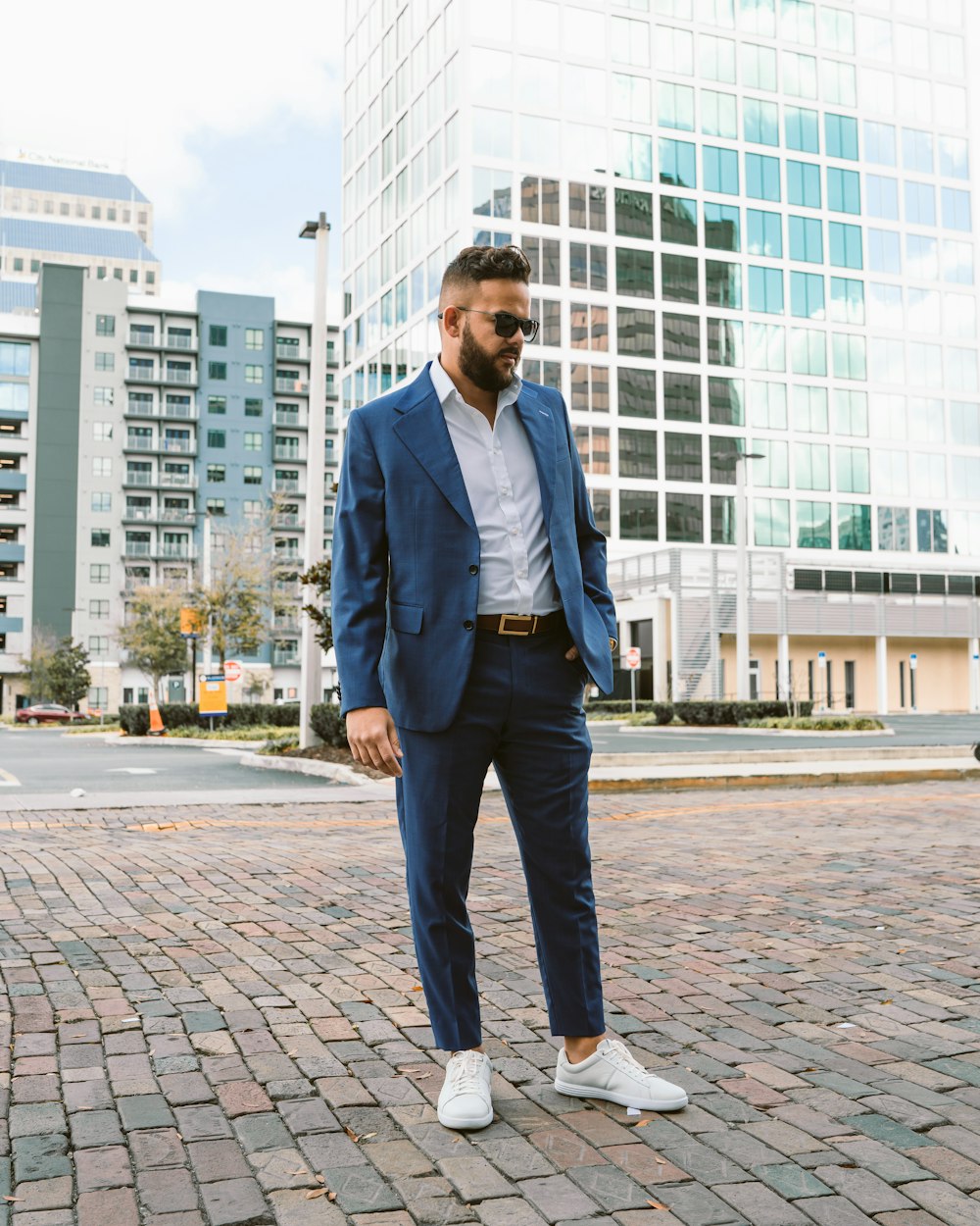 Un uomo che indossa un abito blu e scarpe bianche foto – Orlando Immagine  gratuita su Unsplash