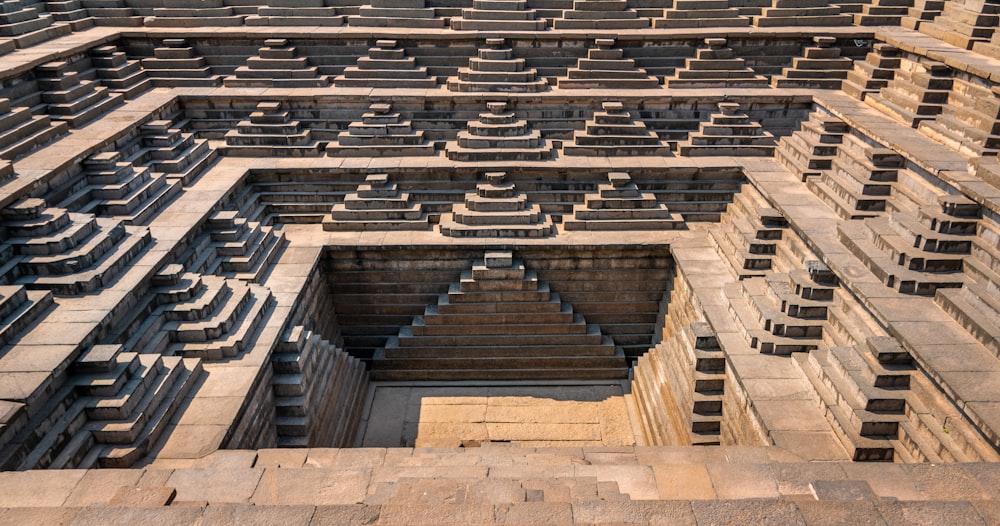 Ein sehr großes Gebäude, das eine Reihe von Treppen hat