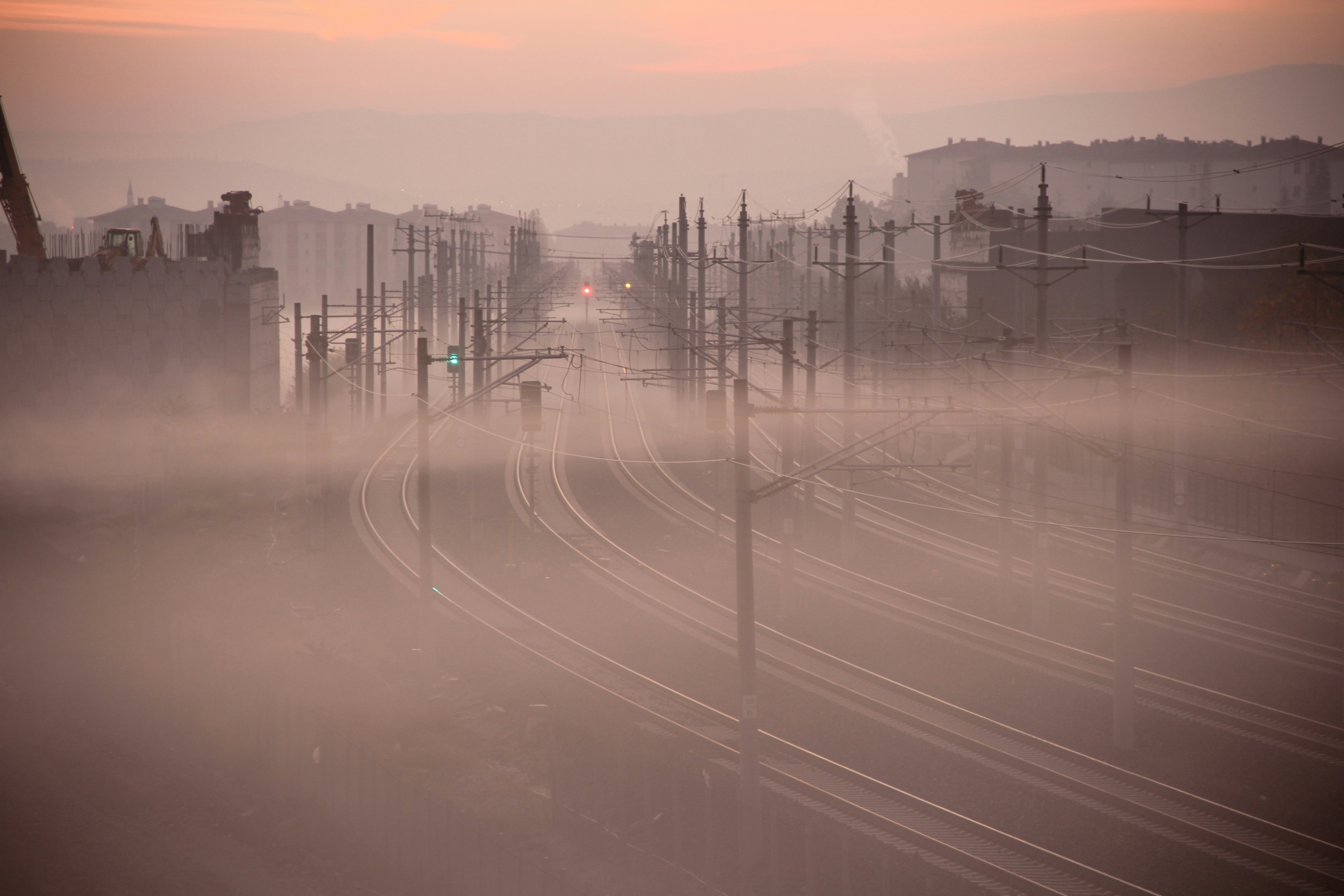 Une rue brumeuse de la ville avec un train sur les rails