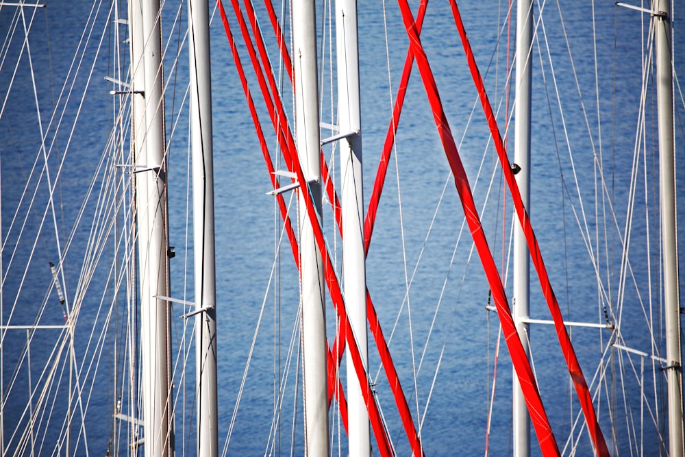 Die Masten eines Segelbootes sind rot und weiß