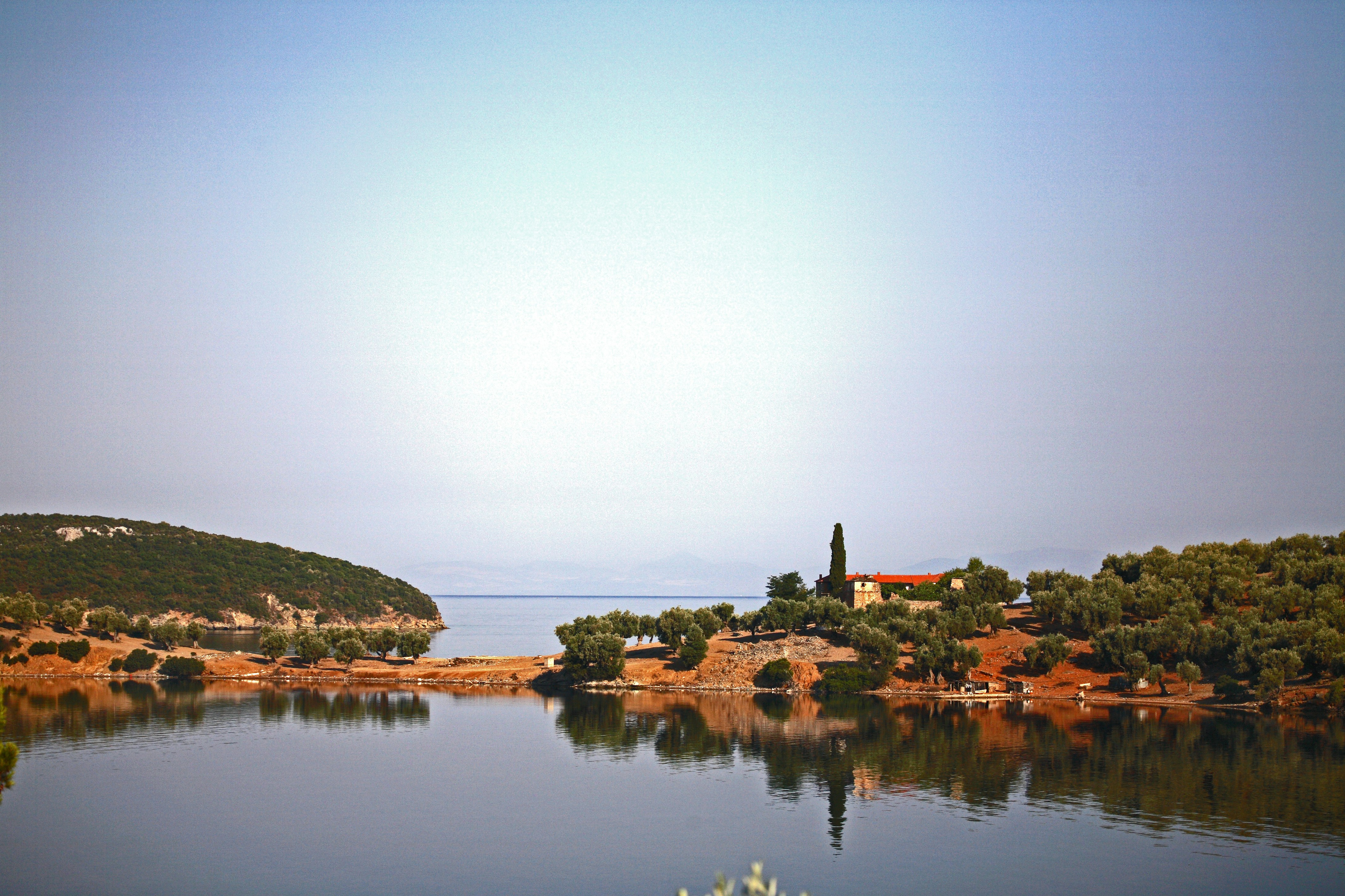 ein Gewässer mit einer kleinen Insel in der Mitte