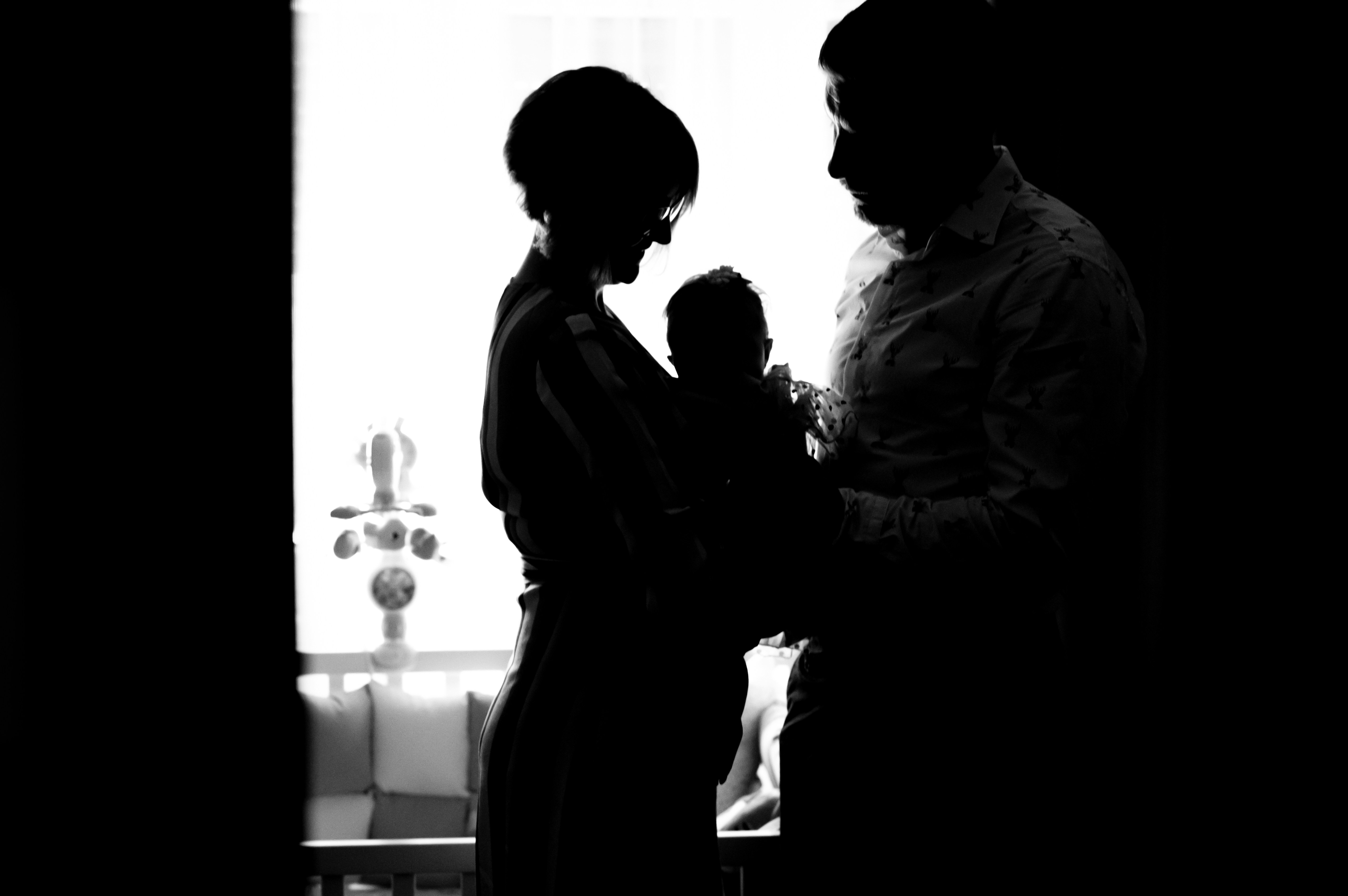 foto hitam putih seorang pria menggendong bayi