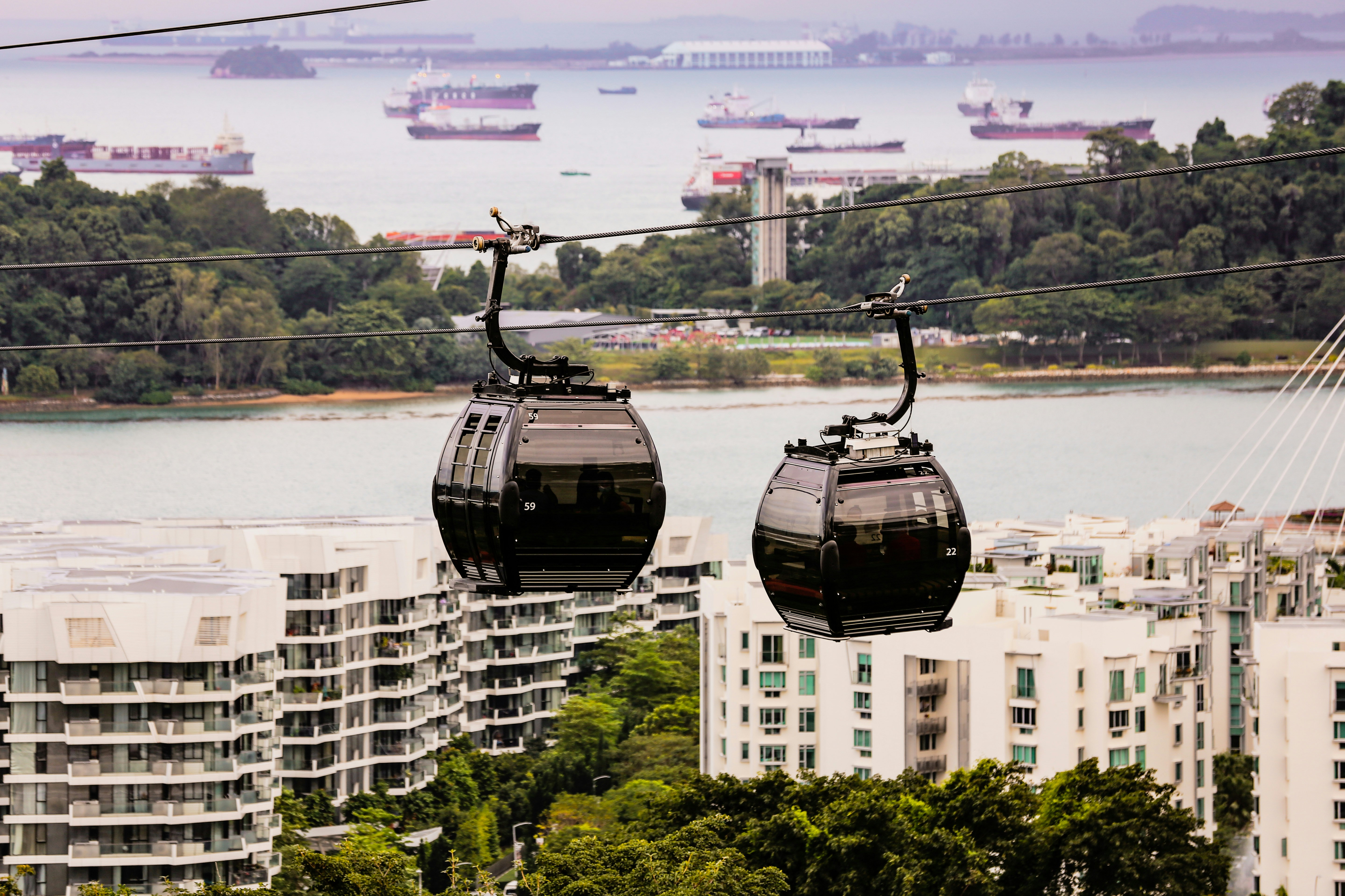Aerial cable car view over Singapore harbour to Sentosa Island — Singapore cable car honeymoon