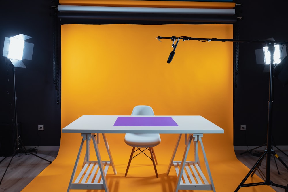 un studio photo avec une table et des chaises