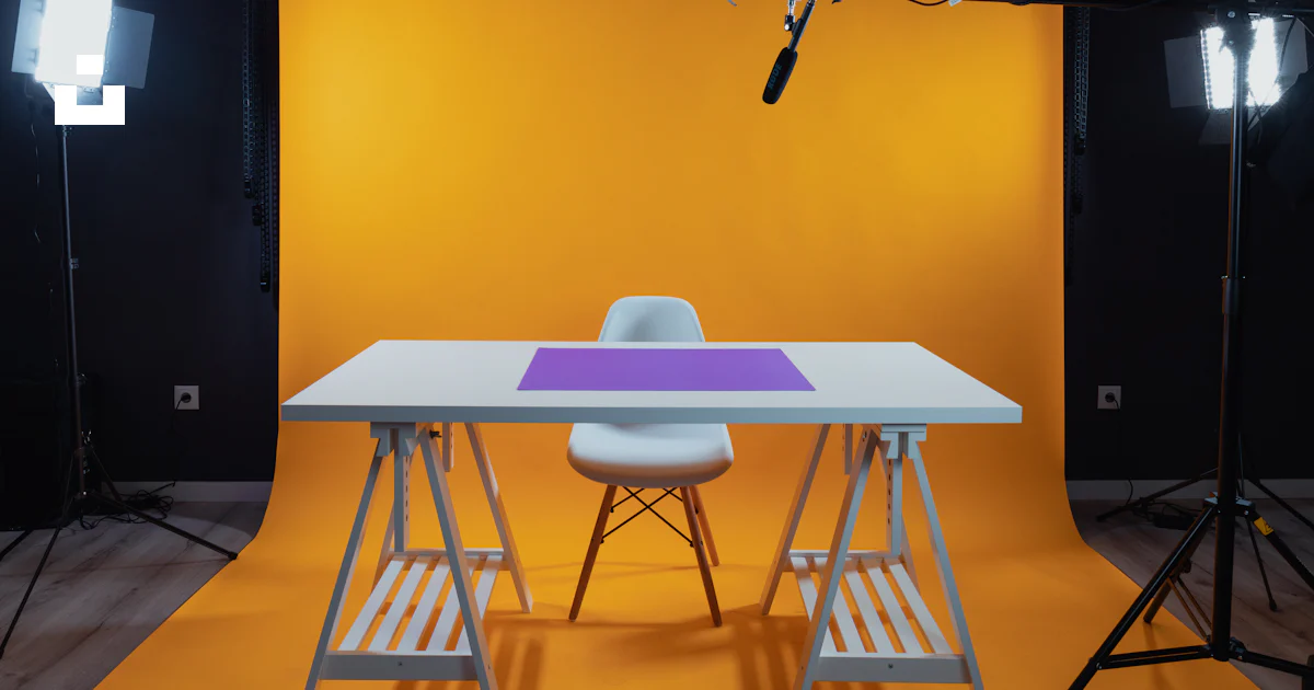 A photo studio with a table and chairs photo – Free Pole Image on Unsplash