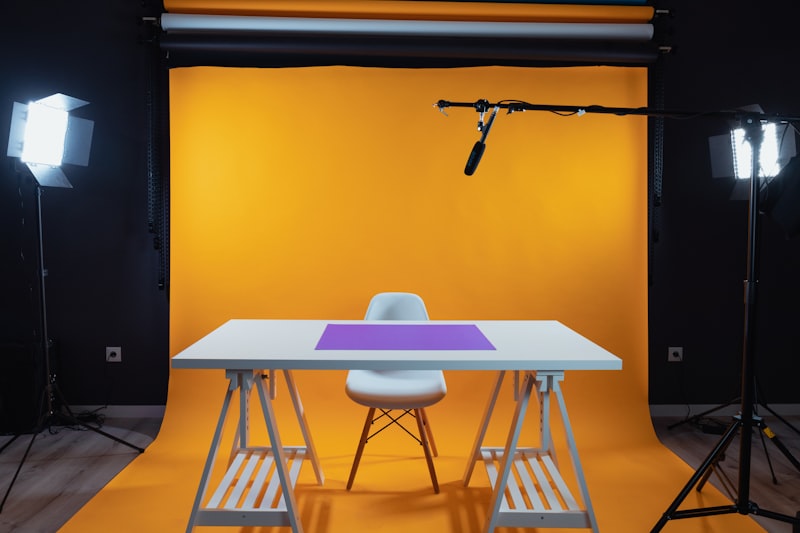 Studio mit Tisch, Stühlen und farbiger Beleuchtung