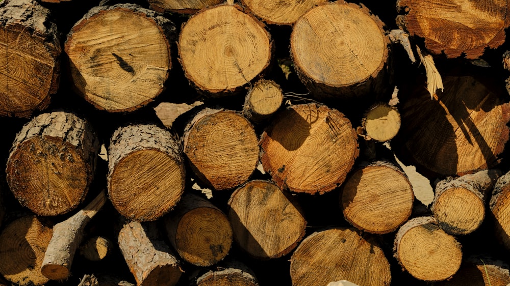 una pila de madera que se corta por la mitad