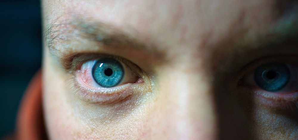 Un primer plano de una persona con ojos azules