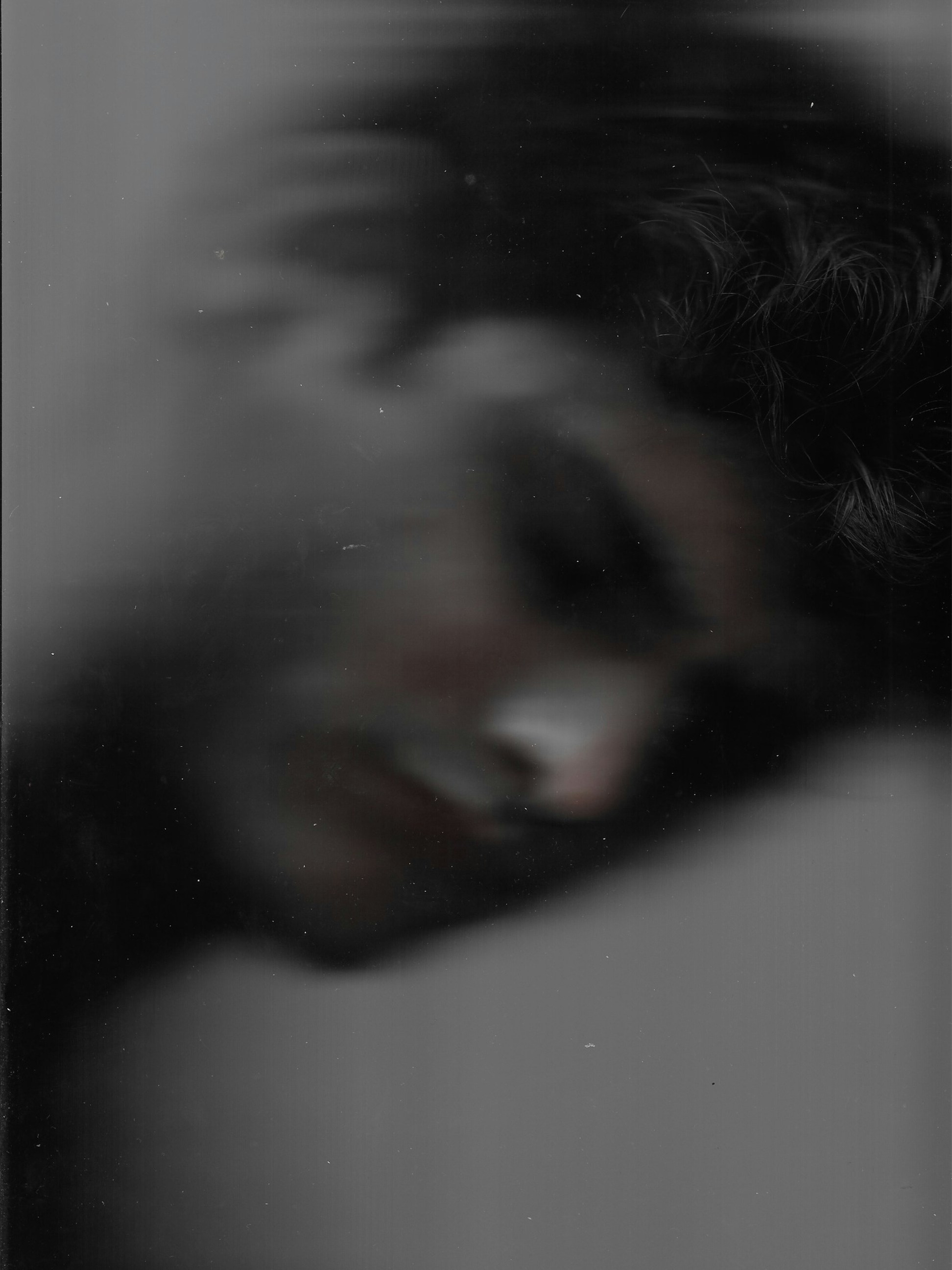 ein Schwarz-Weiß-Foto des Gesichts einer Frau