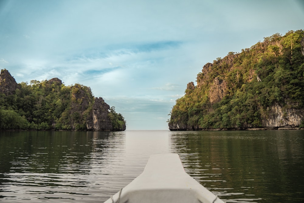 a boat is traveling through the water near some mountains