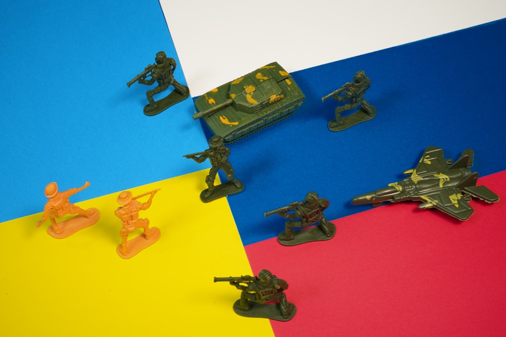 Un gruppo di figure dell'esercito giocattolo sedute in cima a un tavolo