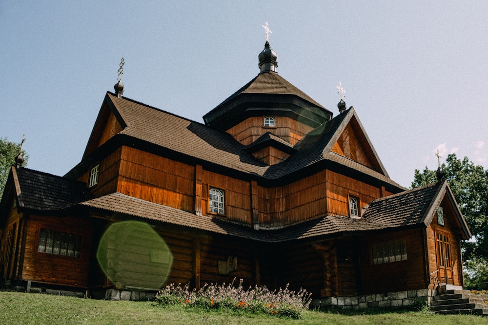 ein großes Holzgebäude mit einem Kirchturm darauf