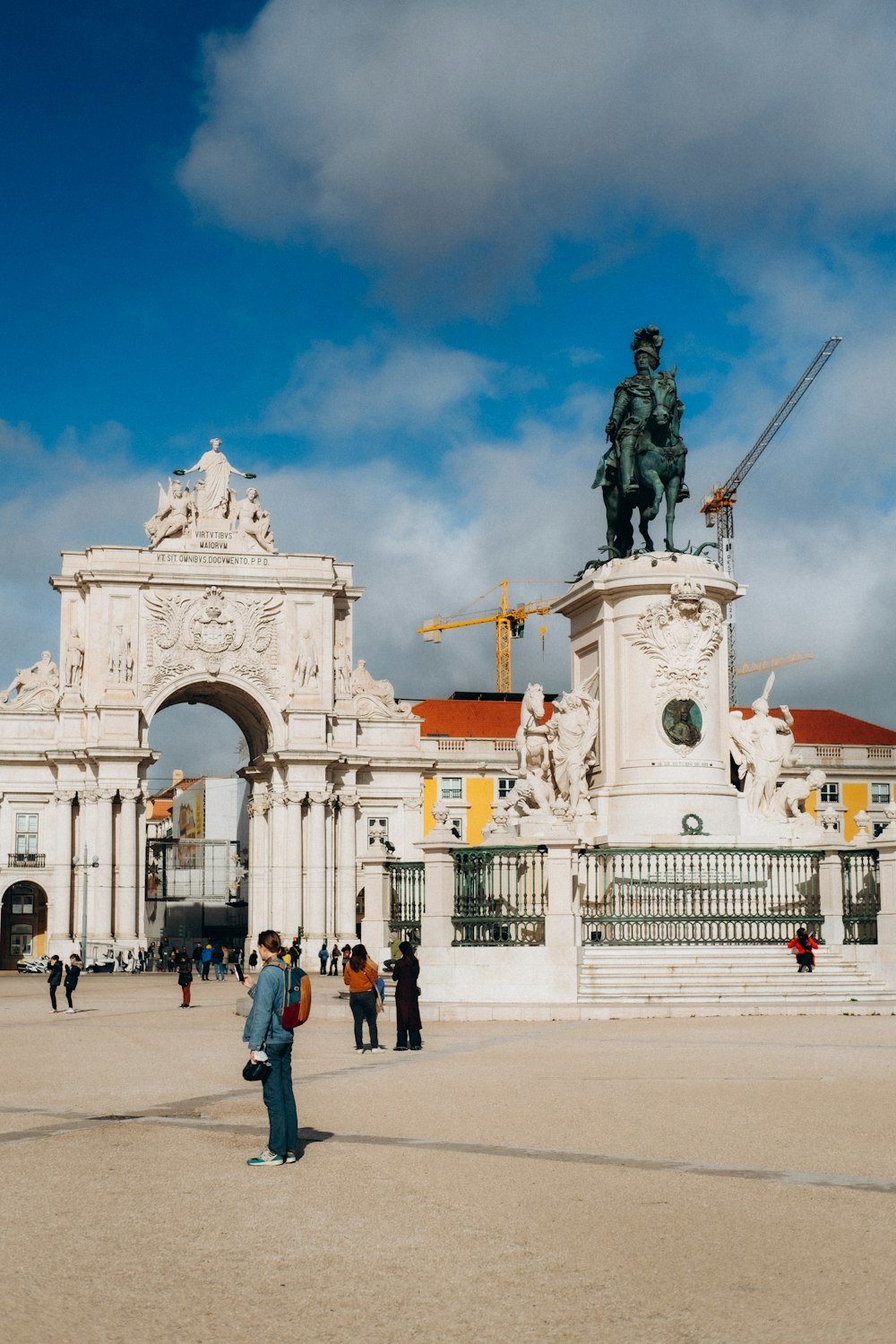 Un grupo de personas de pie frente a una estatua