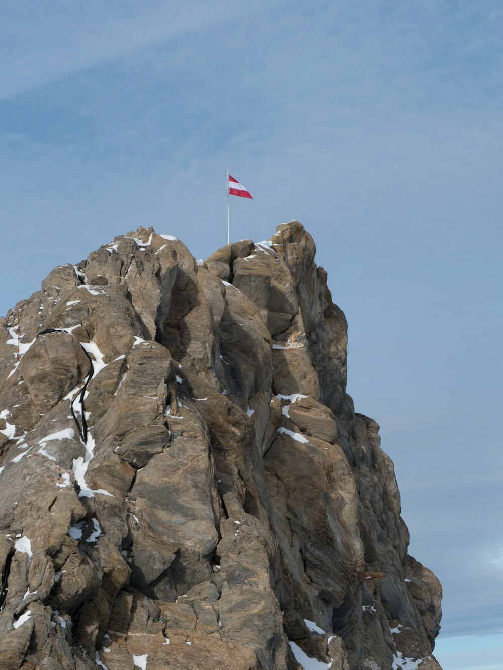 una montaña con una bandera en la cima