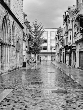 a black and white photo of a city street