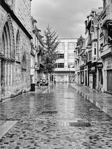 a black and white photo of a city street