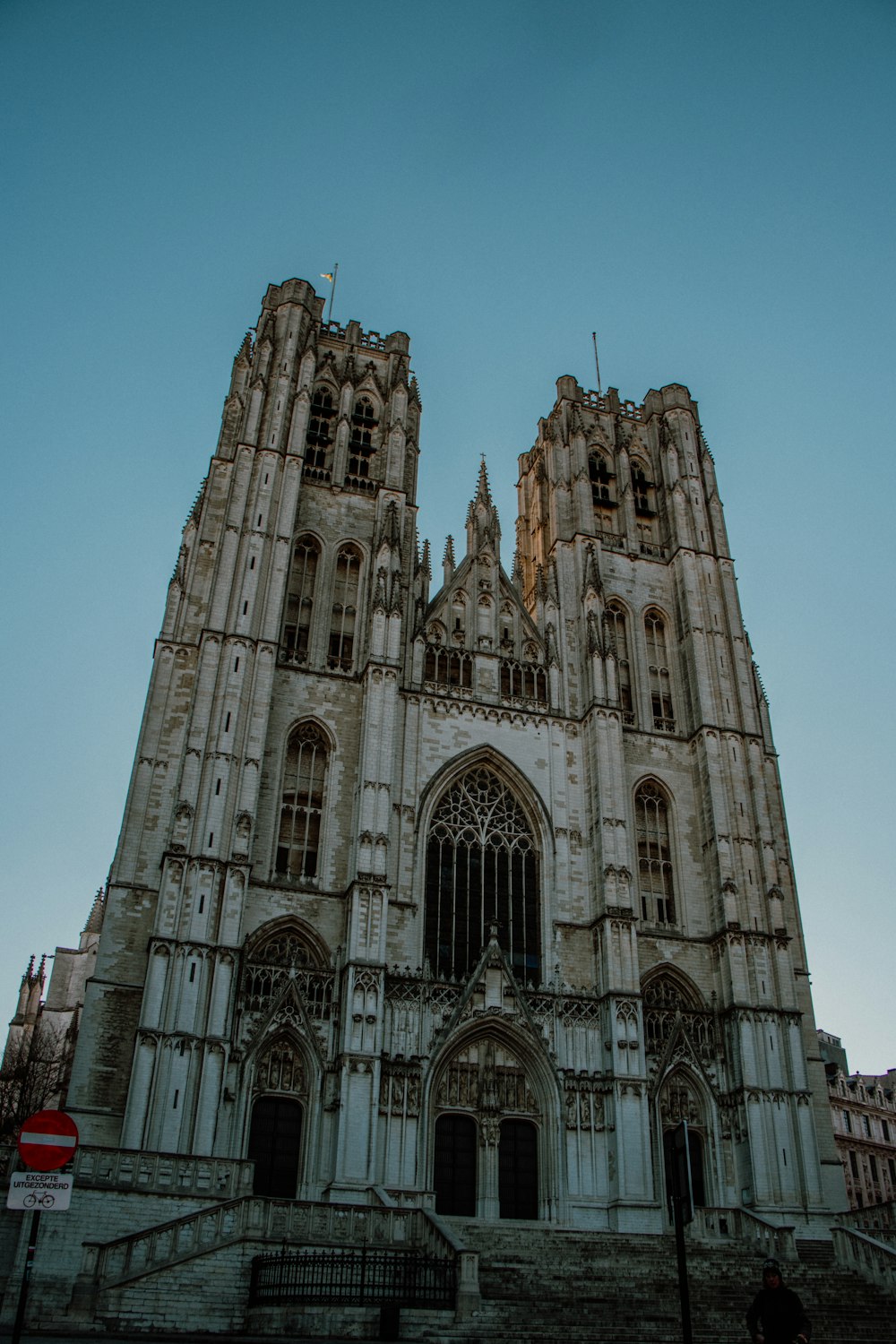 une grande cathédrale avec une horloge sur le devant