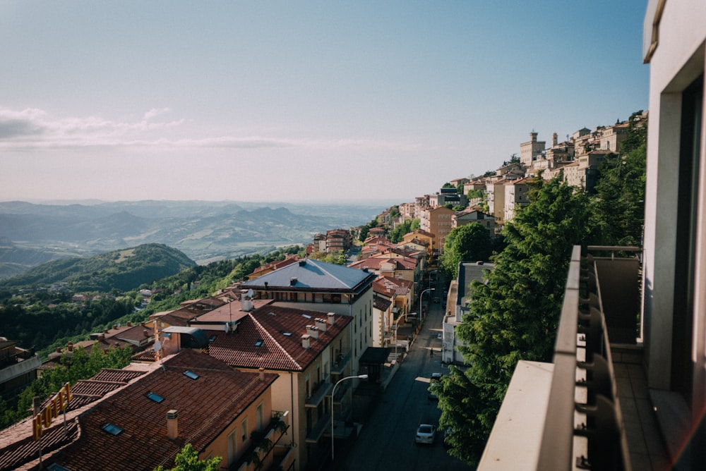 uma vista de uma cidade com montanhas ao fundo