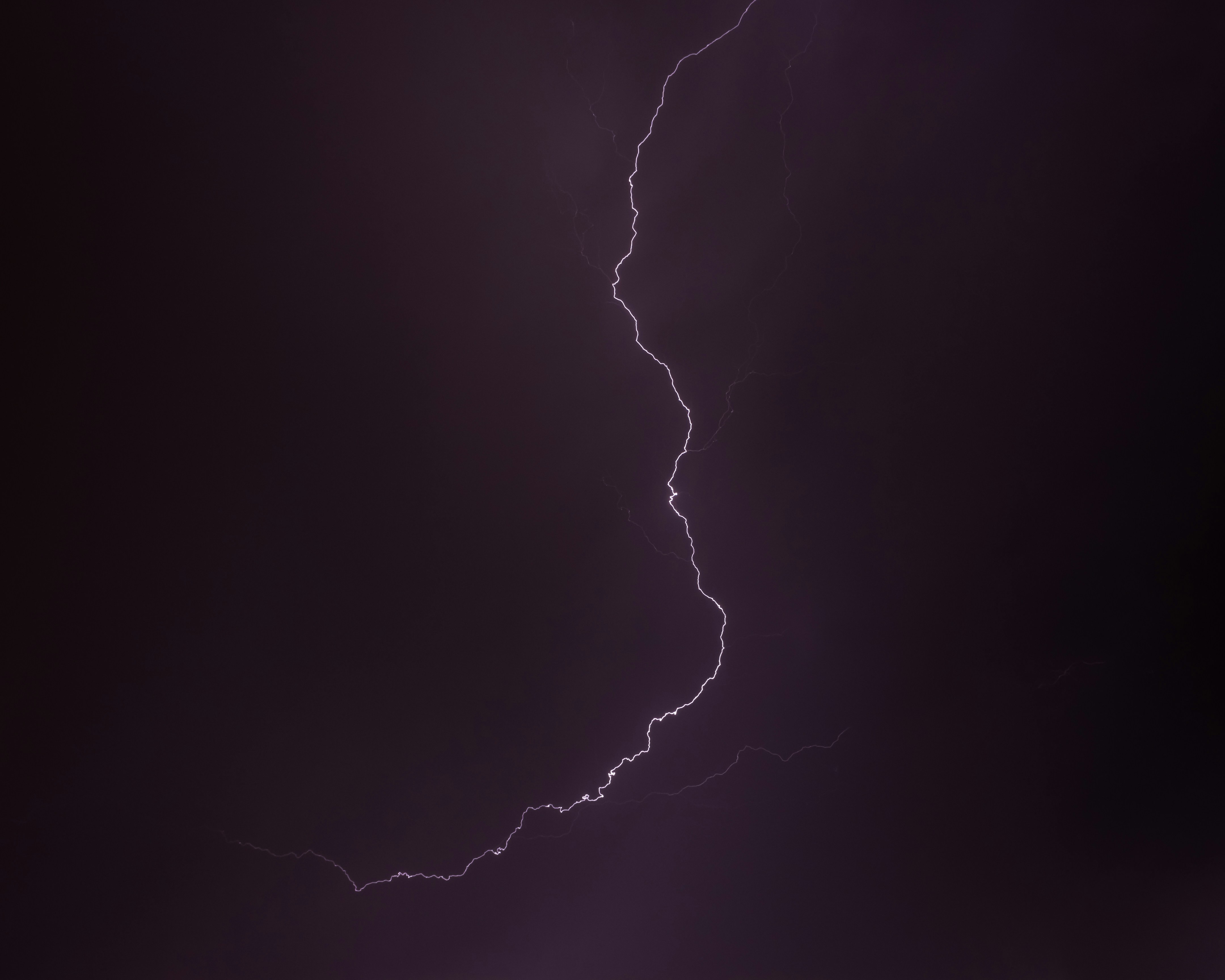 Petir terlihat di langit gelap