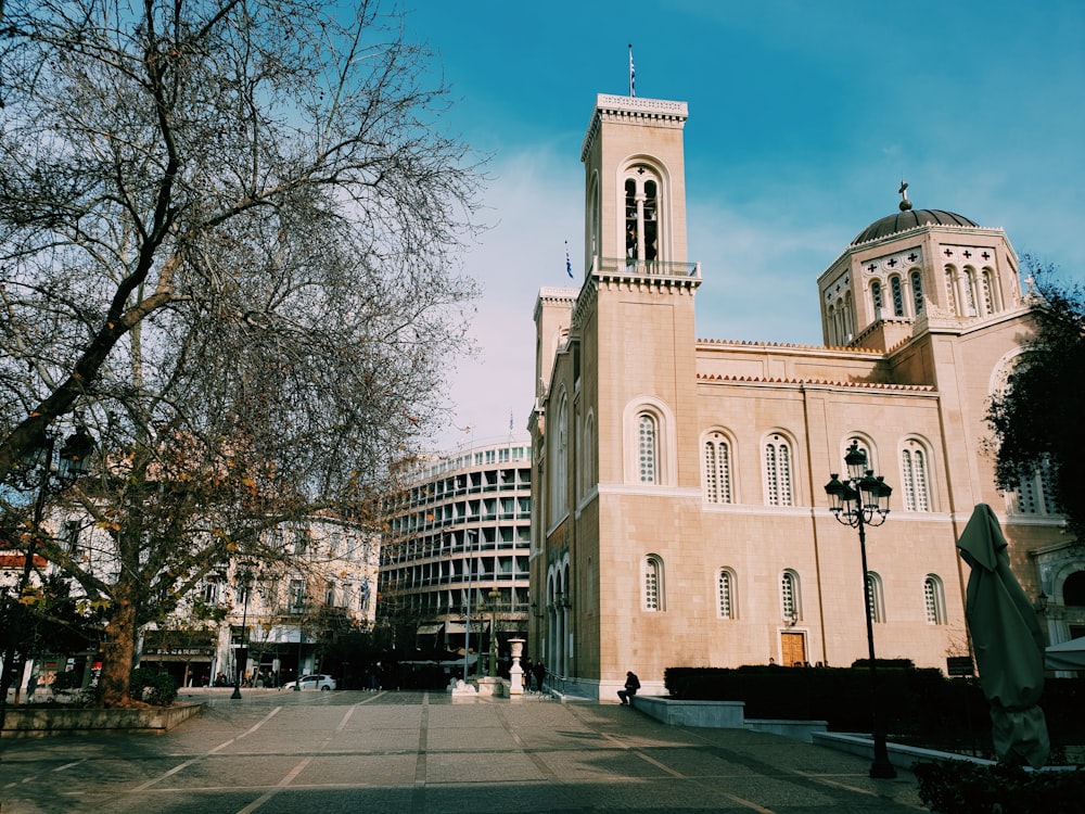 un grande edificio con una torre dell'orologio in cima ad esso