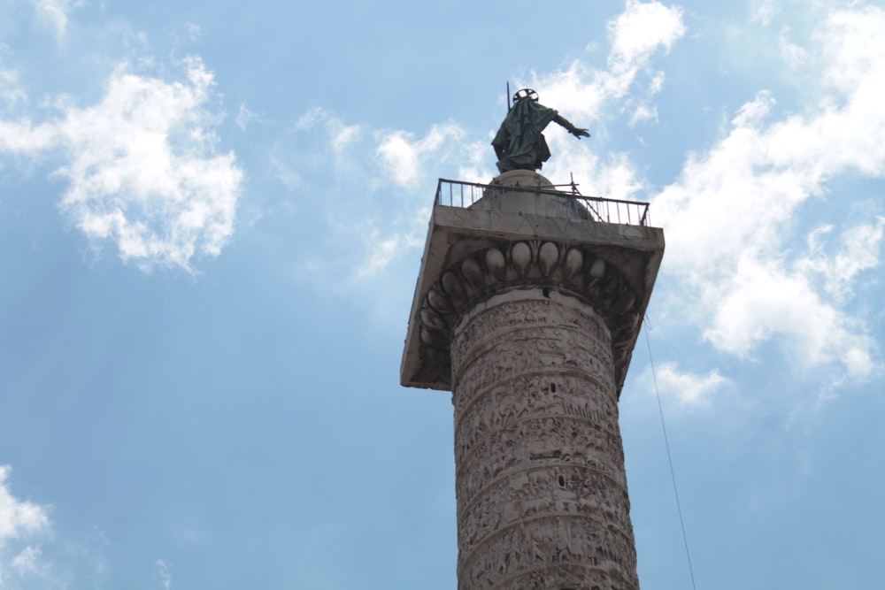 Una estatua de un hombre en la cima de una torre