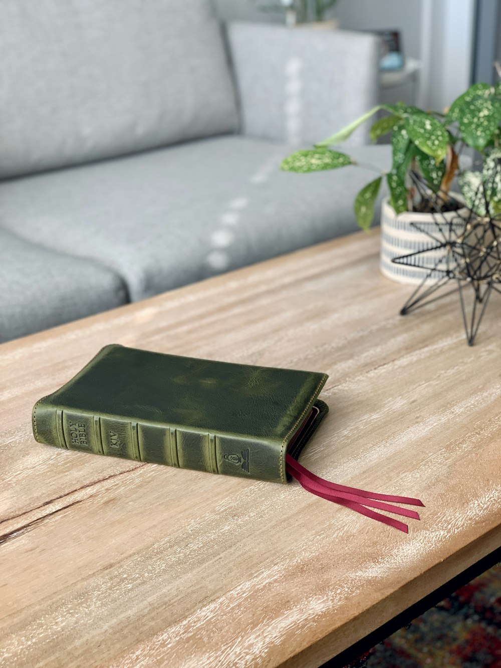 Un libro verde seduto sopra un tavolo di legno