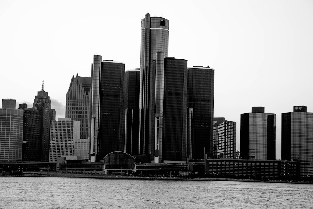 Ein Schwarz-Weiß-Foto der Skyline einer Stadt