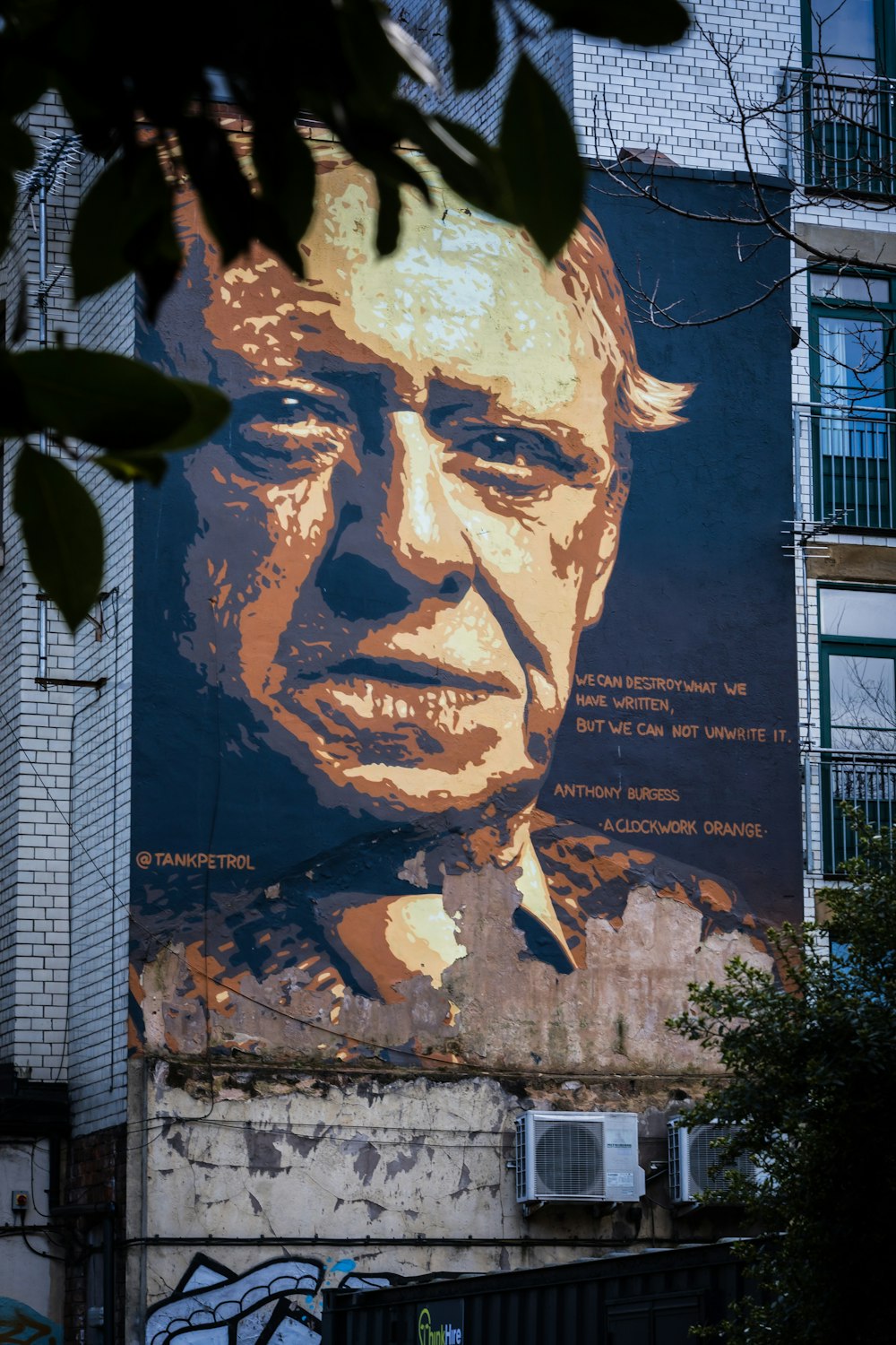 Una pintura de la cara de un hombre en el costado de un edificio