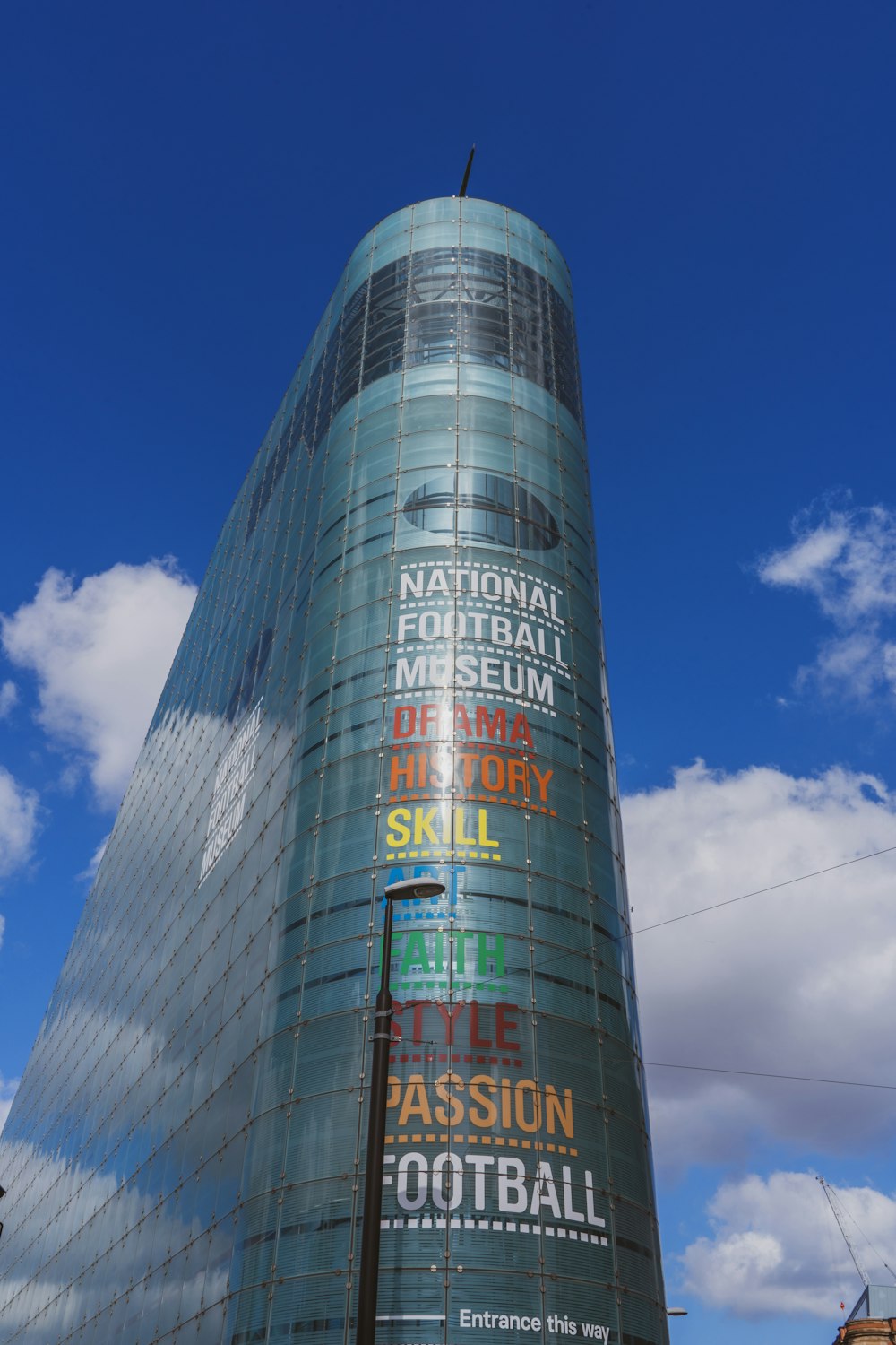 Un alto edificio di vetro con uno sfondo del cielo