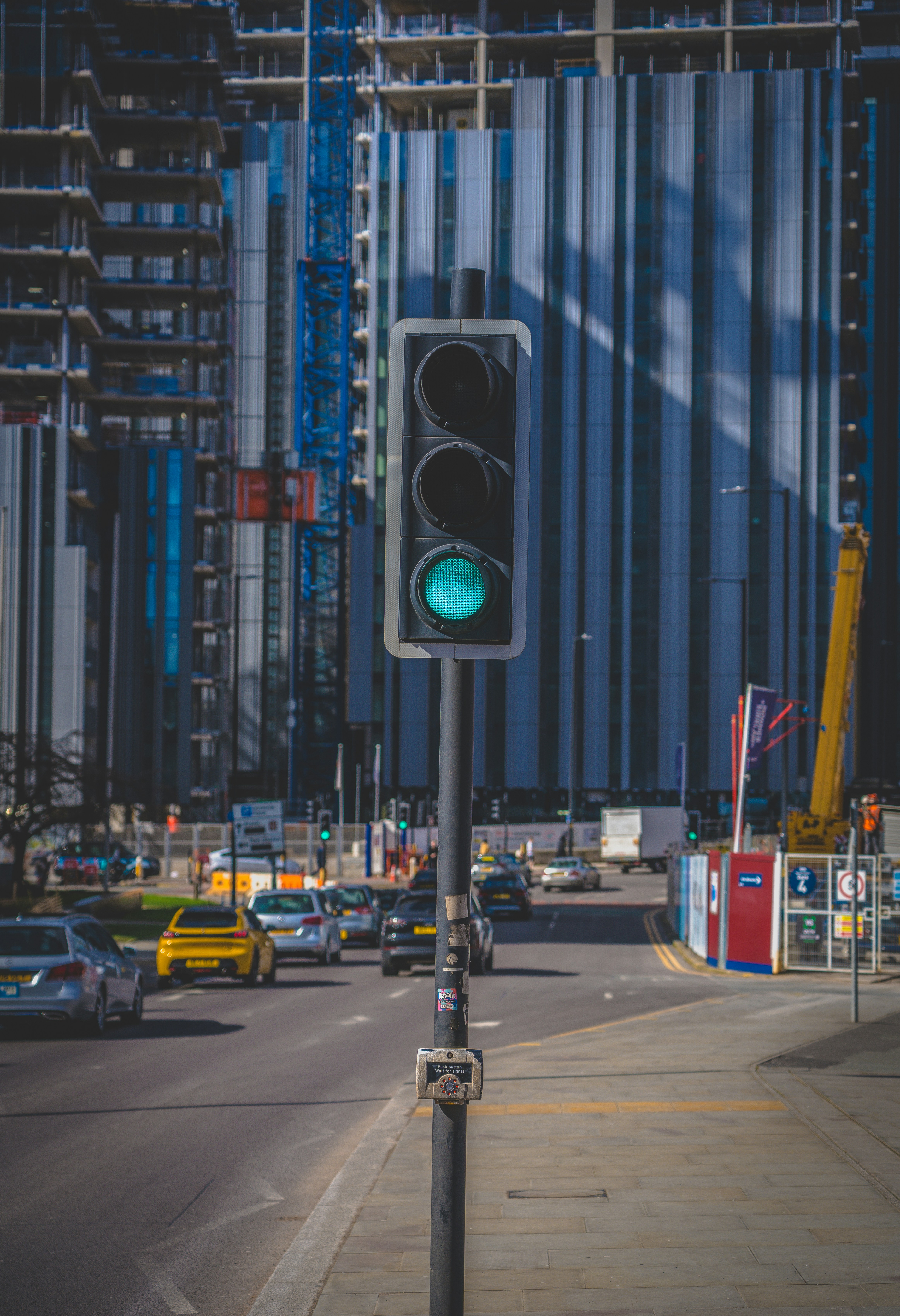 Eine Ampel am Straßenrand
