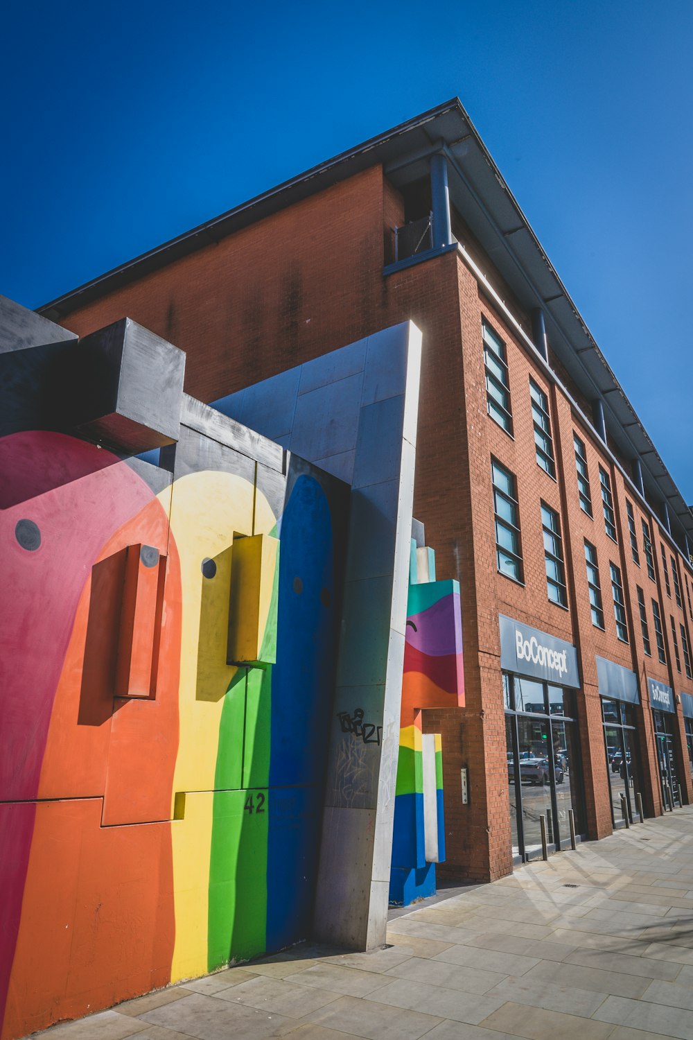 um edifício com um arco-íris pintado na lateral