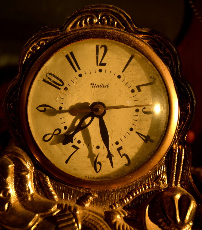 Pendule ancienne dorée aux chiffres romains — achat horloges et cartels Bordeaux