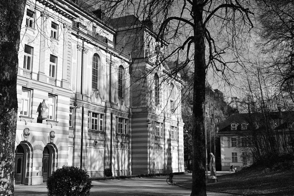 a black and white photo of a large building