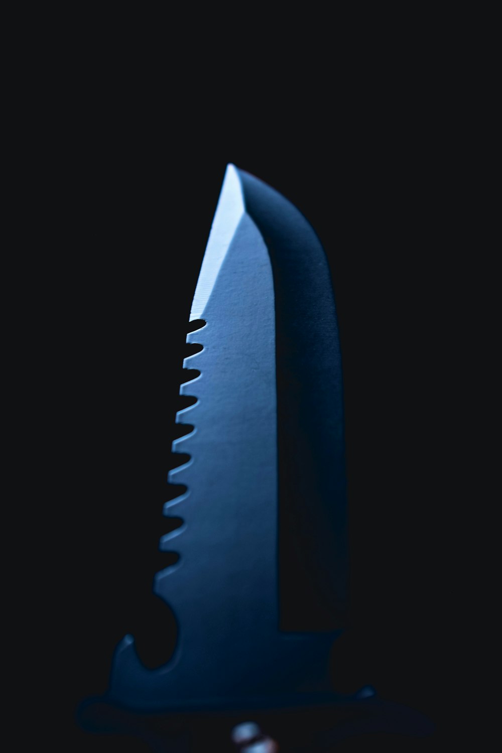 Ein blaues Messer sitzt auf einem Tisch