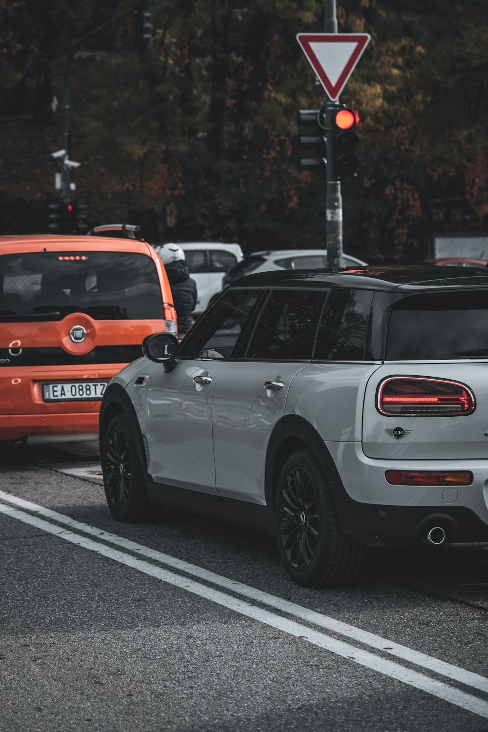 a car is stopped at a red traffic light