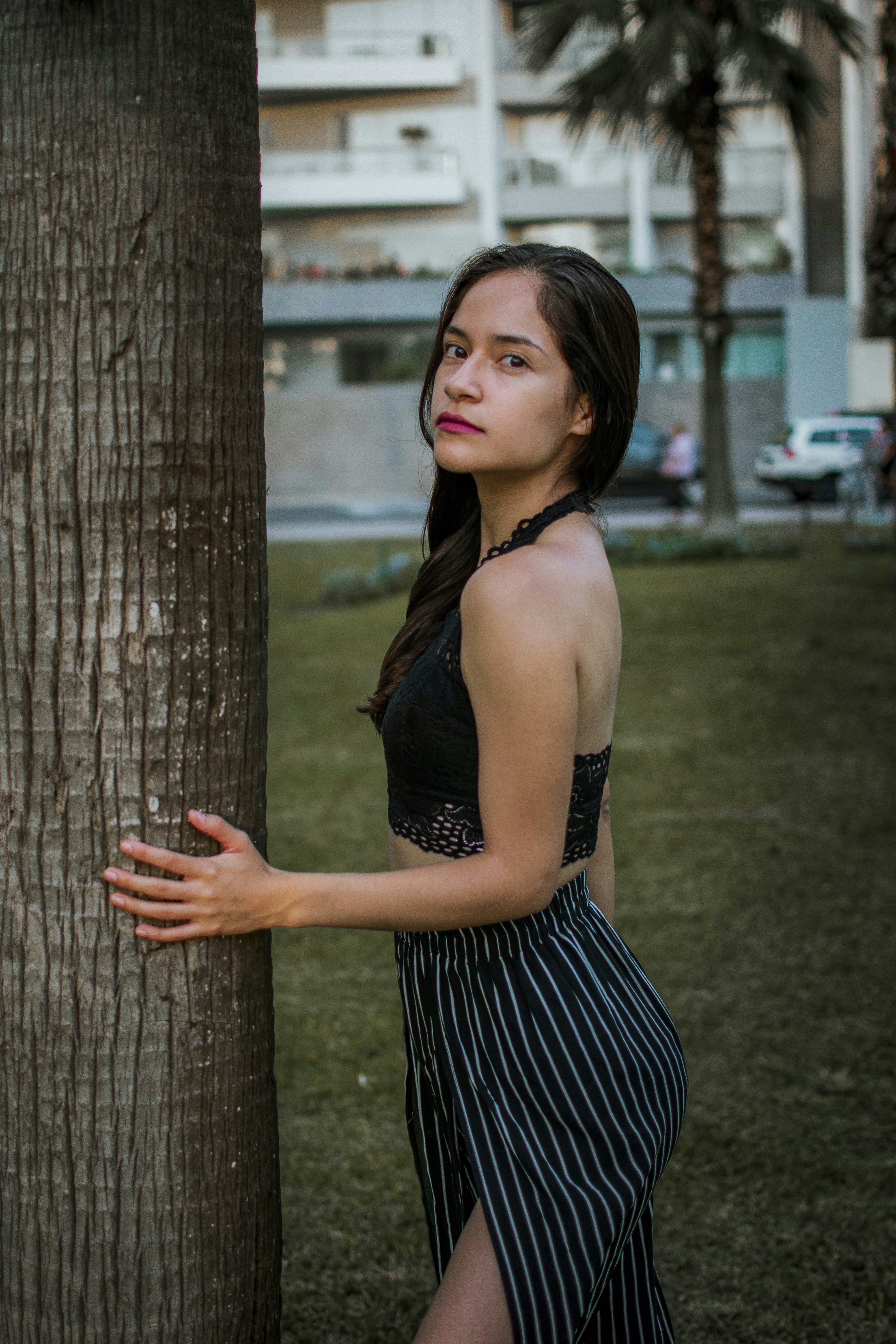 great photo recipe,how to photograph a woman leaning against a tree in a park