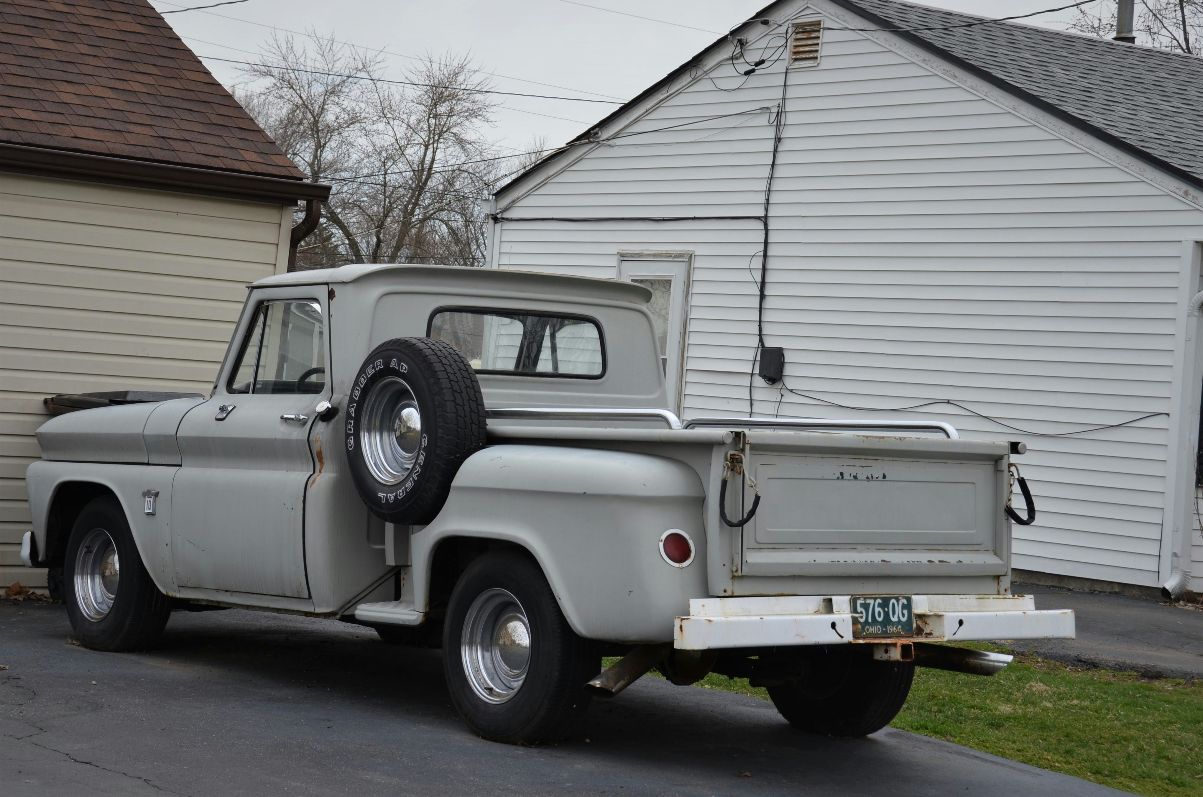 Une vieille garée devant une maison photo Photo Gris Gratuite sur Unsplash