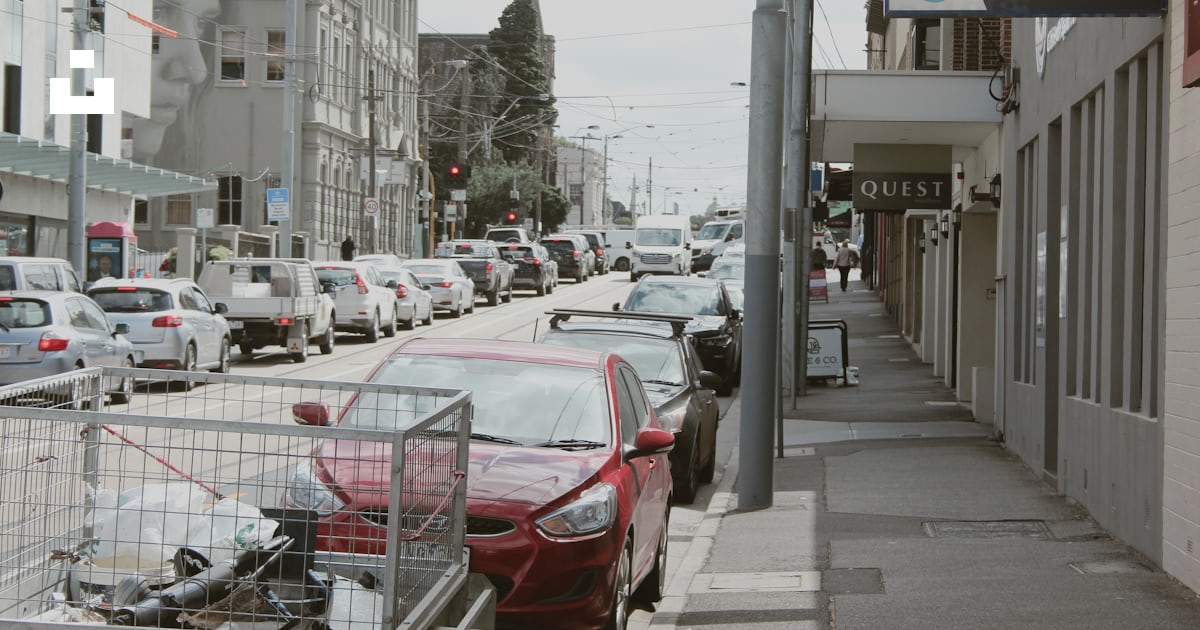 Une rue de la ville remplie de nombreuses voitures garées photo – Photo ...