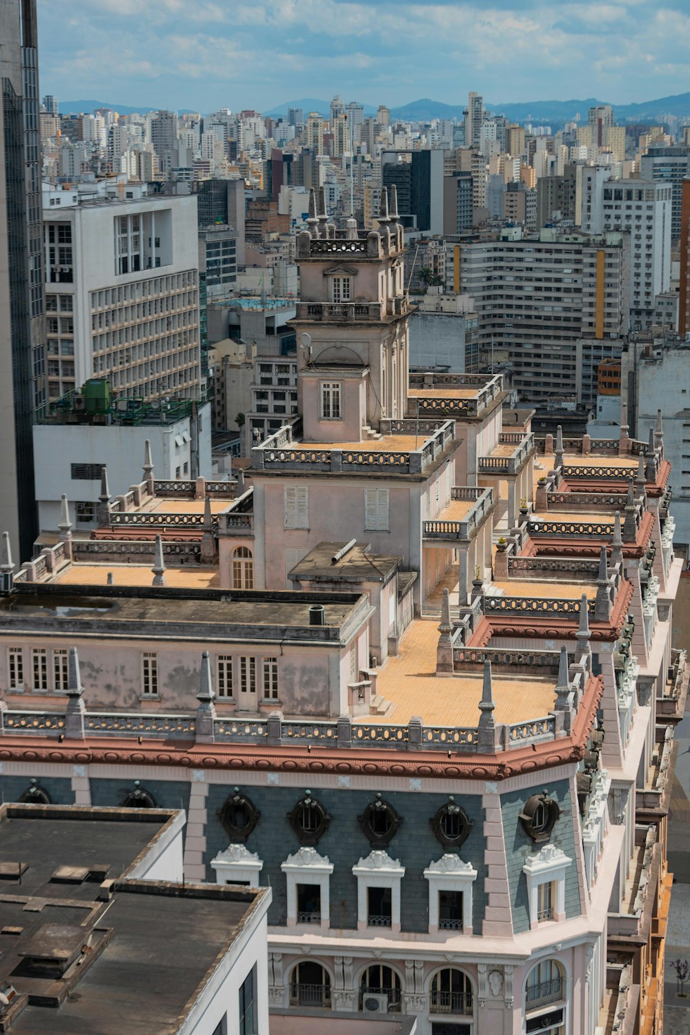 una vista di una città dalla cima di un edificio